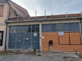 Capannone in Vendita a Casciana Terme Lari, zona La Capannina di Cevoli, 240'000€, 617 m²