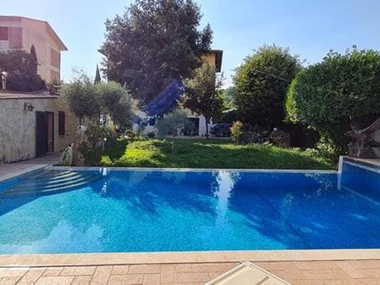 Villa in Vendita a Colle di Val D'Elsa, 850'000&euro;, 370 m², con Box