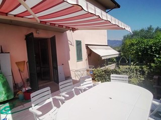 Villetta a schiera in Vendita a Massa, zona Ronchi, 350'000€, 120 m², arredato, con Box