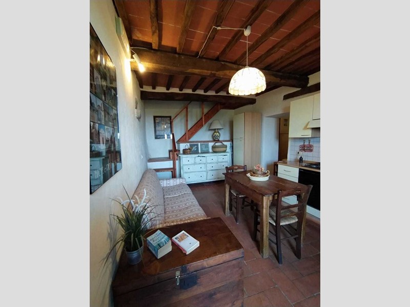 Appartamento in Vendita a Bucine, zona Rapale, 269'000€, 100 m²