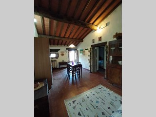 Appartamento in Vendita a Bucine, zona Rapale, 269'000€, 100 m²
