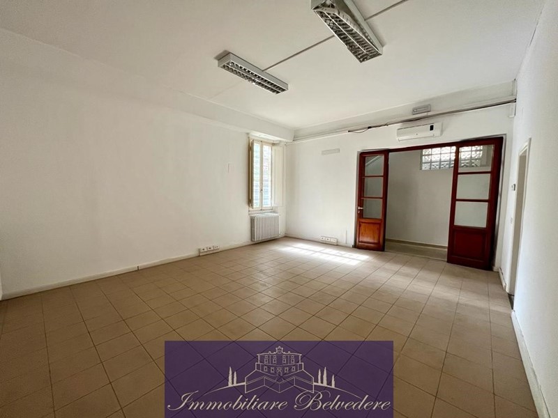 Ufficio in Affitto a Firenze, zona San Jacopino, 2'750€, 190 m²