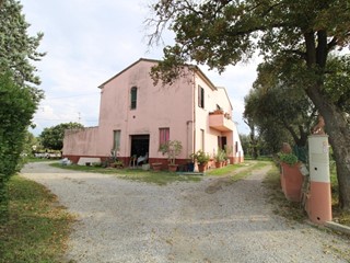 Casa Indipendente in Vendita a Pontedera, zona Santa Lucia, 295'000€, 250 m², con Box