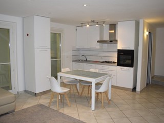 Casa Semi Indipendente in Vendita a Carrara, zona Marina di Carrara, 240'000€, 84 m², arredato