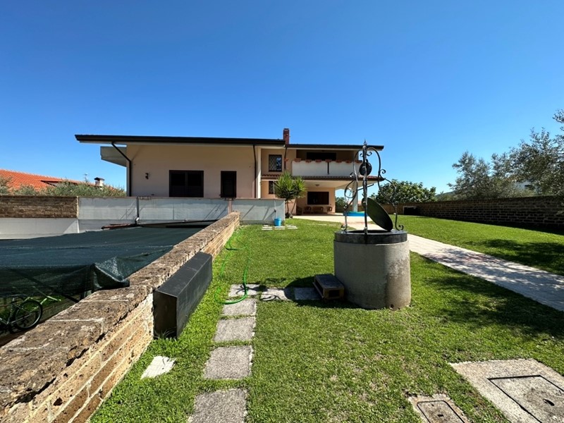 Casa Indipendente in Vendita a Poggiofiorito, 580'000€, 600 m²