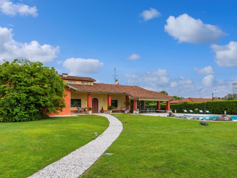 Casa Indipendente in Vendita a Paderno Franciacorta, 635'000€, 420 m², con Box