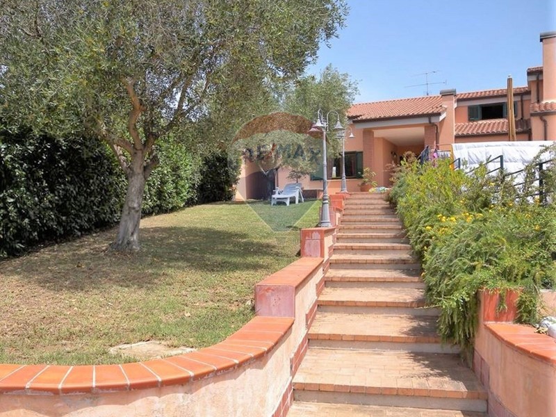 Villetta a schiera in Vendita a Pomezia, zona Colli di Enea, 399'000€, 300 m²