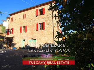 Casale in Vendita a Larciano, 379'000€, 440 m²