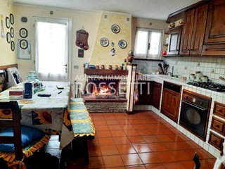 Villa bifamiliare in Vendita a Vinci, 600'000€, 300 m², con Box