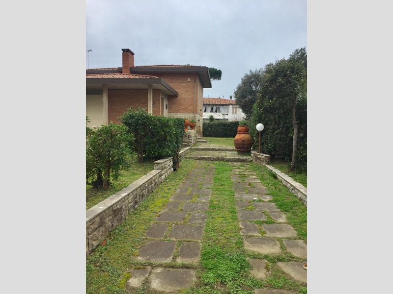 Villa bifamiliare in Affitto a Pisa, zona Tirrenia, 2'500€, 150 m², arredato