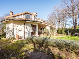 Villa in Vendita a Bientina, zona Santa Colomba, 699'000€, 530 m², arredato, con Box