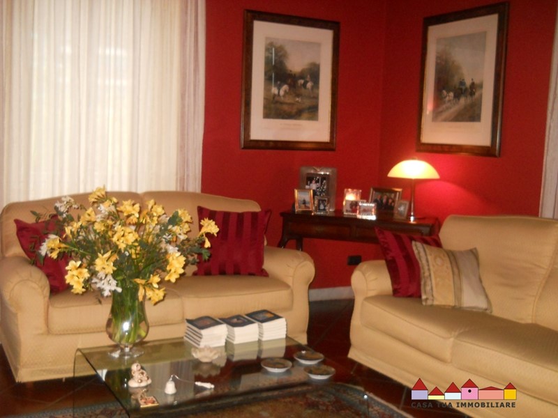 Appartamento in Vendita a Carrara, 279'000€, 240 m²