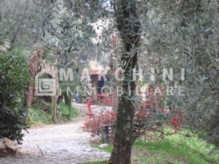 Villa in Vendita a Lucca, zona Monte San Quirico, 1'500'000€, 374 m², con Box