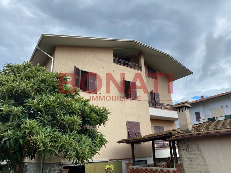 Casa Indipendente in Vendita a Licciana Nardi, 365'000€, 400 m², con Box