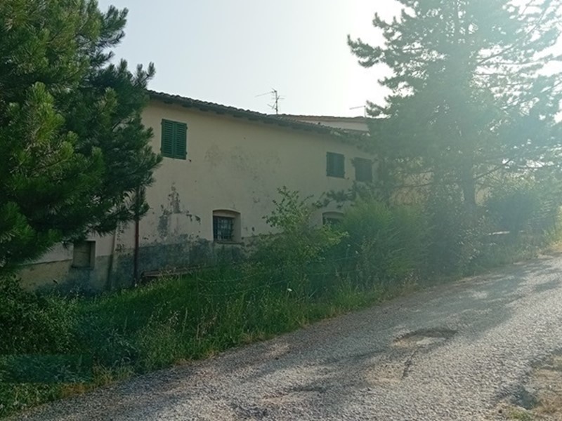 Rustico in Vendita a Rignano sull'Arno, zona Rignano Sull'Arno, 480'000€, 380 m², con Box