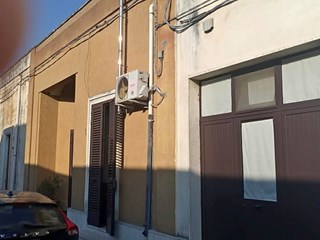 Appartamento in Vendita a Guagnano, zona Villa Baldassarri, 75'000€, 170 m², con Box