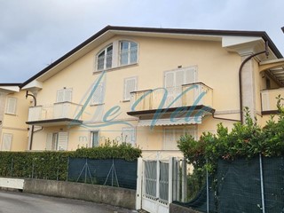 Quadrilocale in Vendita a Massa, zona Marina di Massa, 320'000€, 85 m², arredato