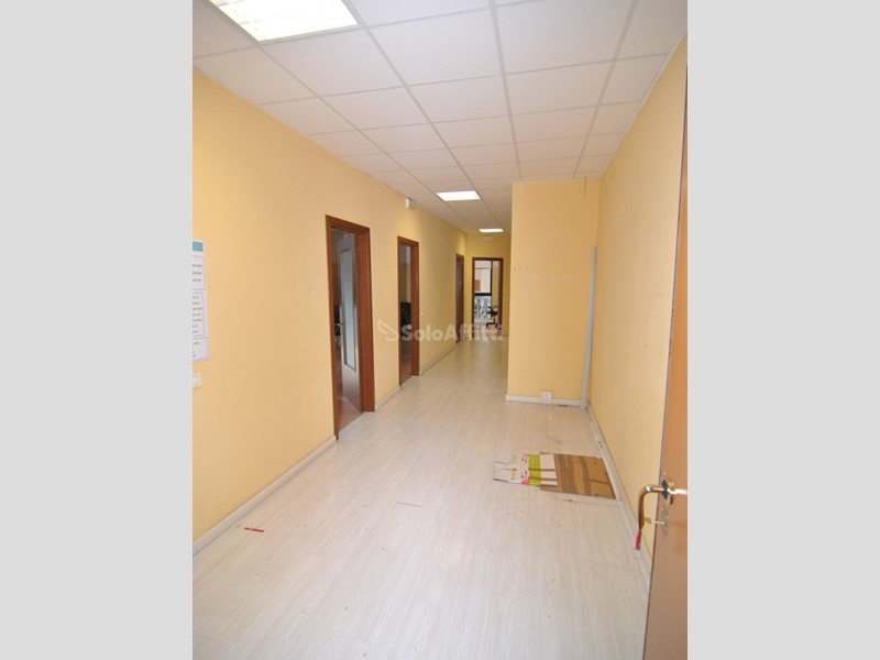 Ufficio in Affitto a Livorno, zona Picchianti, 1'300€, 130 m²