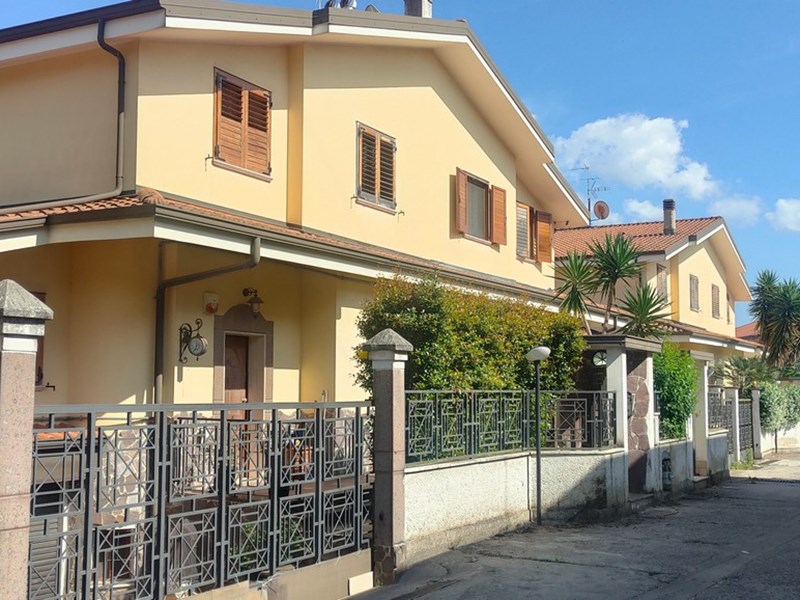 Villetta a schiera in Vendita a Vibo Valentia, zona VIA LACQUARI, 220'000€, 300 m², con Box