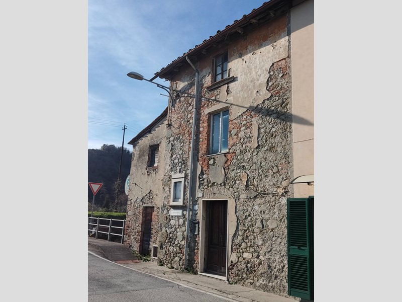 Casa Indipendente in Vendita a Lucca, zona Saltocchio, 65'000€, 190 m², con Box