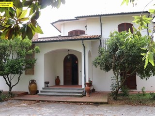Villa in Vendita a Cascina, zona San Frediano a Settimo, 650'000€, 400 m²