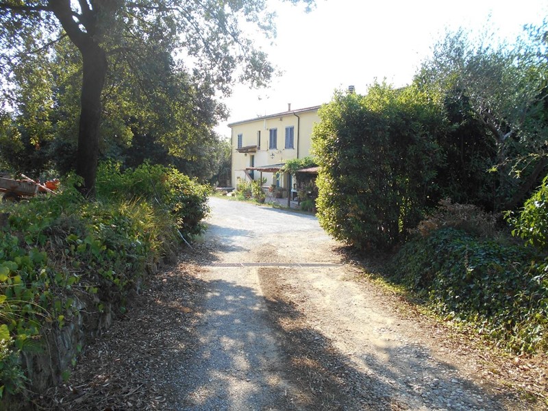 Casale in Vendita a Collesalvetti, 370'000&euro;, 500 m²