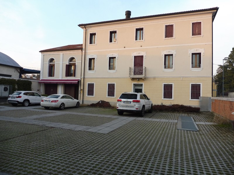 Ufficio in Affitto a Rossano Veneto, 1'500€, 260 m²