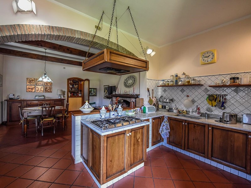 Villa in Vendita a Lucca, zona Antraccoli, 750'000€, 200 m², arredato, con Box