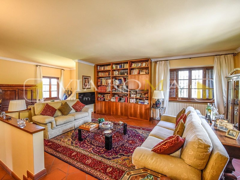 Villa in Vendita a Lucca, zona Antraccoli, 750'000€, 200 m², arredato, con Box
