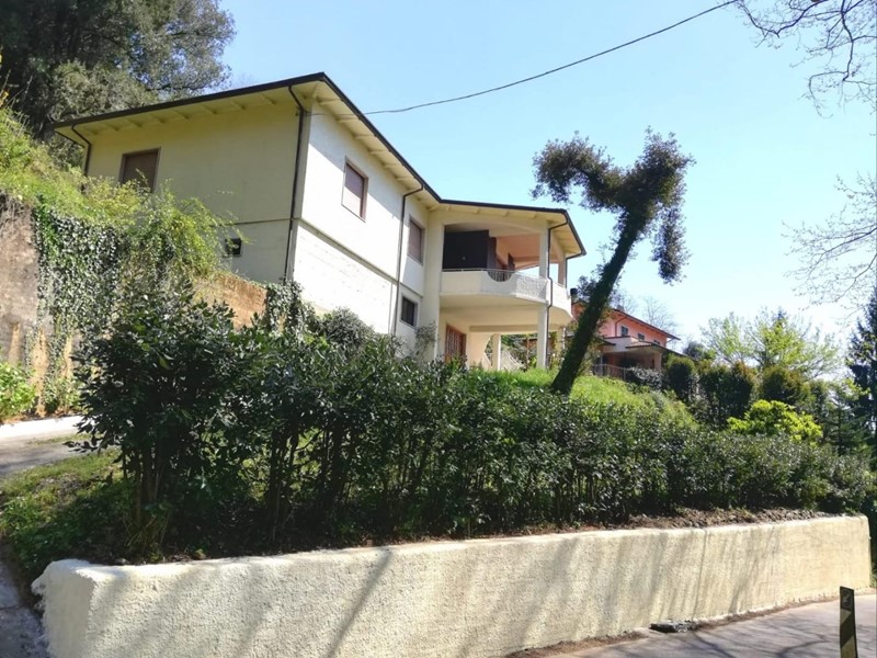 Casa Indipendente in Vendita a Carrara, 350'000€, 230 m², con Box