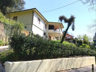 Casa Indipendente in Vendita a Carrara, 350'000€, 230 m², con Box