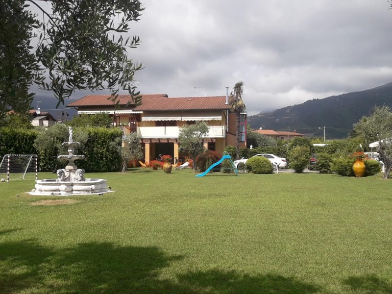 Villa in Affitto a Massa, zona Ronchi, 10'000€, 190 m², arredato, con Box