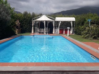 Villa in Vendita a Massa, zona Ronchi, 1'900'000€, 348 m², arredato, con Box