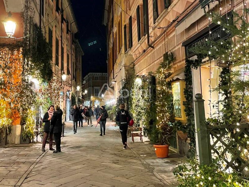 Attività commerciale in Vendita a Sarzana, zona Sarzana centro storico, 150'000€, 200 m²