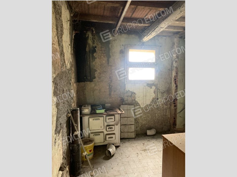 Casa Indipendente in Vendita a Lugo, zona Santa Maria In Fabriago, 36'000€, 259 m²