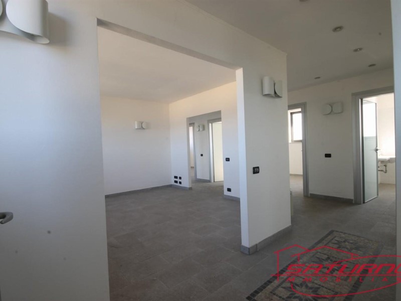 Ufficio in Affitto a Lucca, zona San Marco, 3'000€, 250 m²
