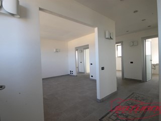 Ufficio in Affitto a Lucca, zona San Marco, 3'000€, 250 m²