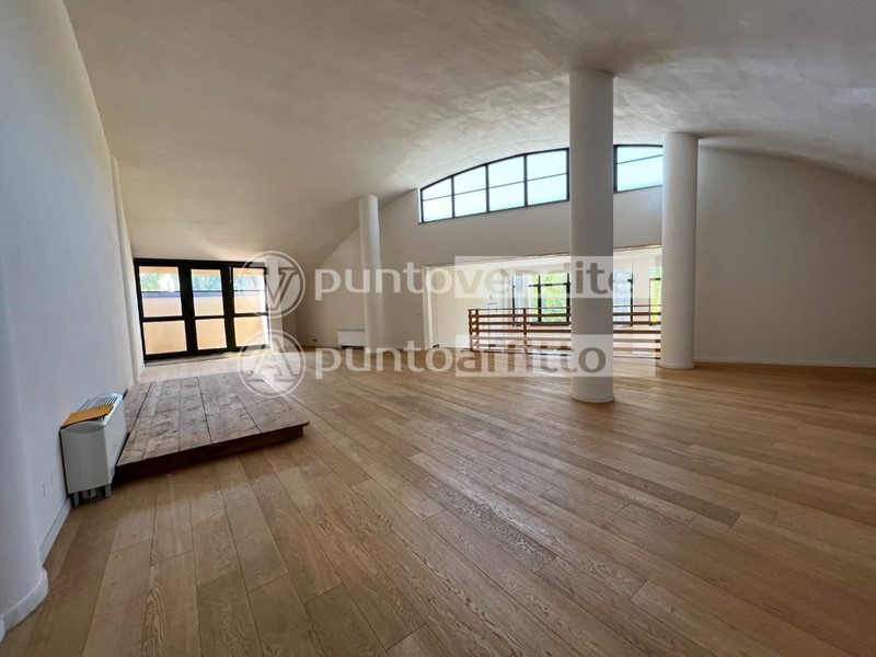 Ufficio in Affitto a Lucca, zona San Concordio Contrada, 2'800€, 170 m²