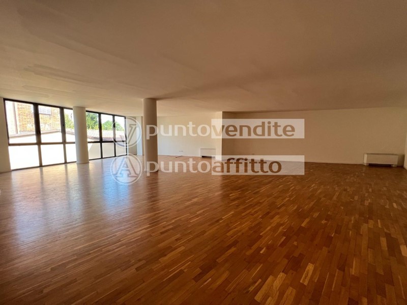 Ufficio in Affitto a Lucca, zona San Concordio Contrada, 2'100€, 130 m²