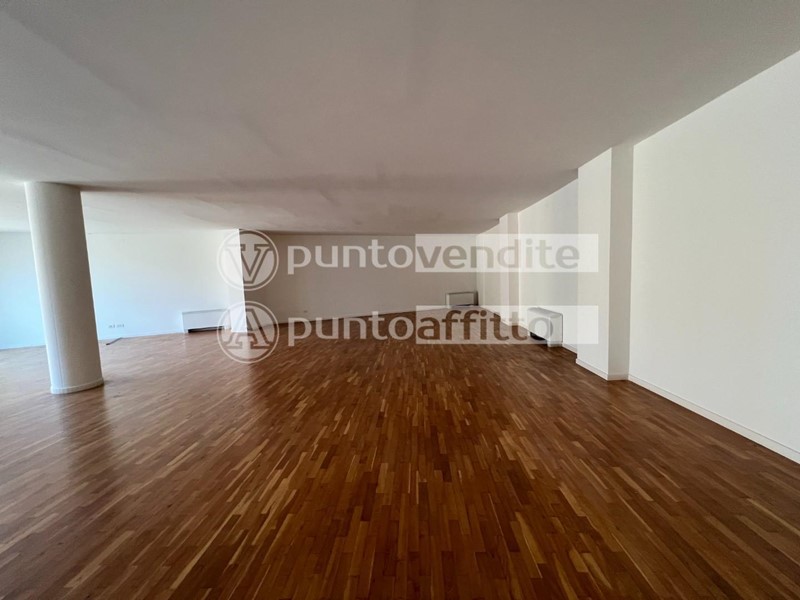 Ufficio in Affitto a Lucca, zona San Concordio Contrada, 2'100€, 130 m²