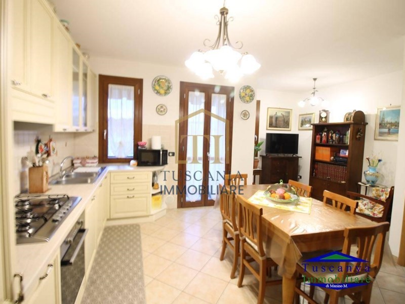 Trilocale in Vendita a Colle di Val D'Elsa, 180'000&euro;, 75 m², arredato, con Box