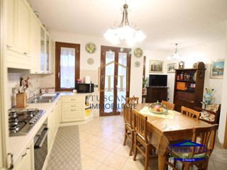 Trilocale in Vendita a Colle di Val D'Elsa, 180'000&euro;, 75 m², arredato, con Box