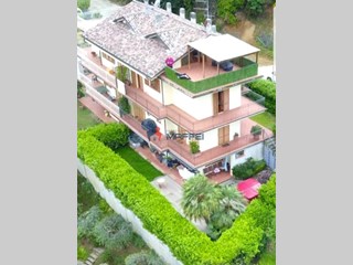 Villa bifamiliare in Vendita a Massarosa, zona Bozzano, 290'000€, 200 m², arredato