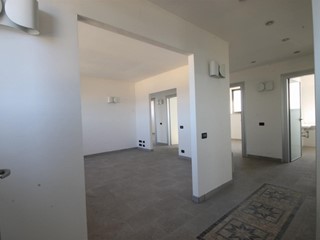 Ufficio in Affitto a Lucca, zona San Marco, 3'000€, 250 m²