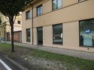 Capannone in Affitto a Lucca, zona San Concordio Contrada, 2'000€, 130 m²
