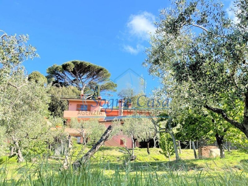Villa in Vendita a Fosdinovo, 698'000€, 400 m², arredato
