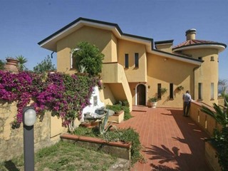 Villa in Vendita a Massa, 850'000€, 300 m²