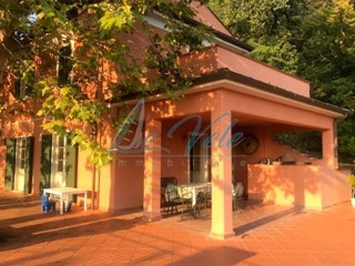 Casa Semi Indipendente in Vendita a Carrara, zona Nazzano, 450'000€, 170 m², arredato