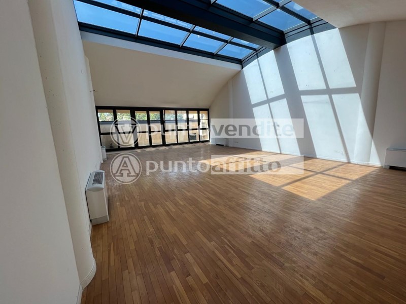 Ufficio in Affitto a Lucca, zona San Concordio Contrada, 1'500€, 100 m²