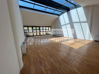 Ufficio in Affitto a Lucca, zona San Concordio Contrada, 1'500€, 100 m²